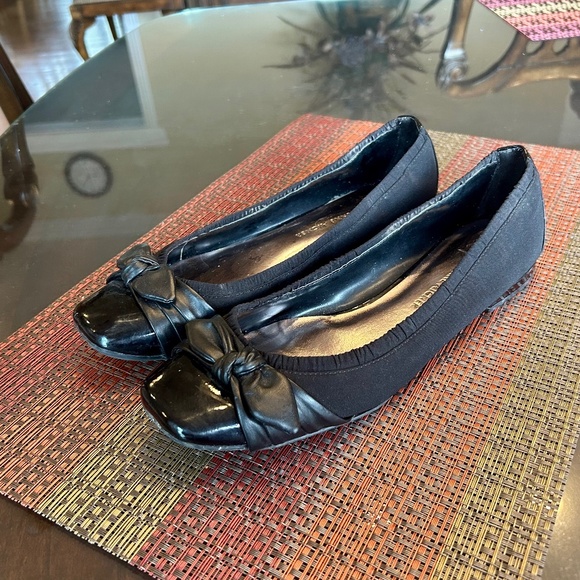 Etienne Aigner Black Ballet Flats with a Patent Leather Leather Detail Size 10 - Picture 7 of 8